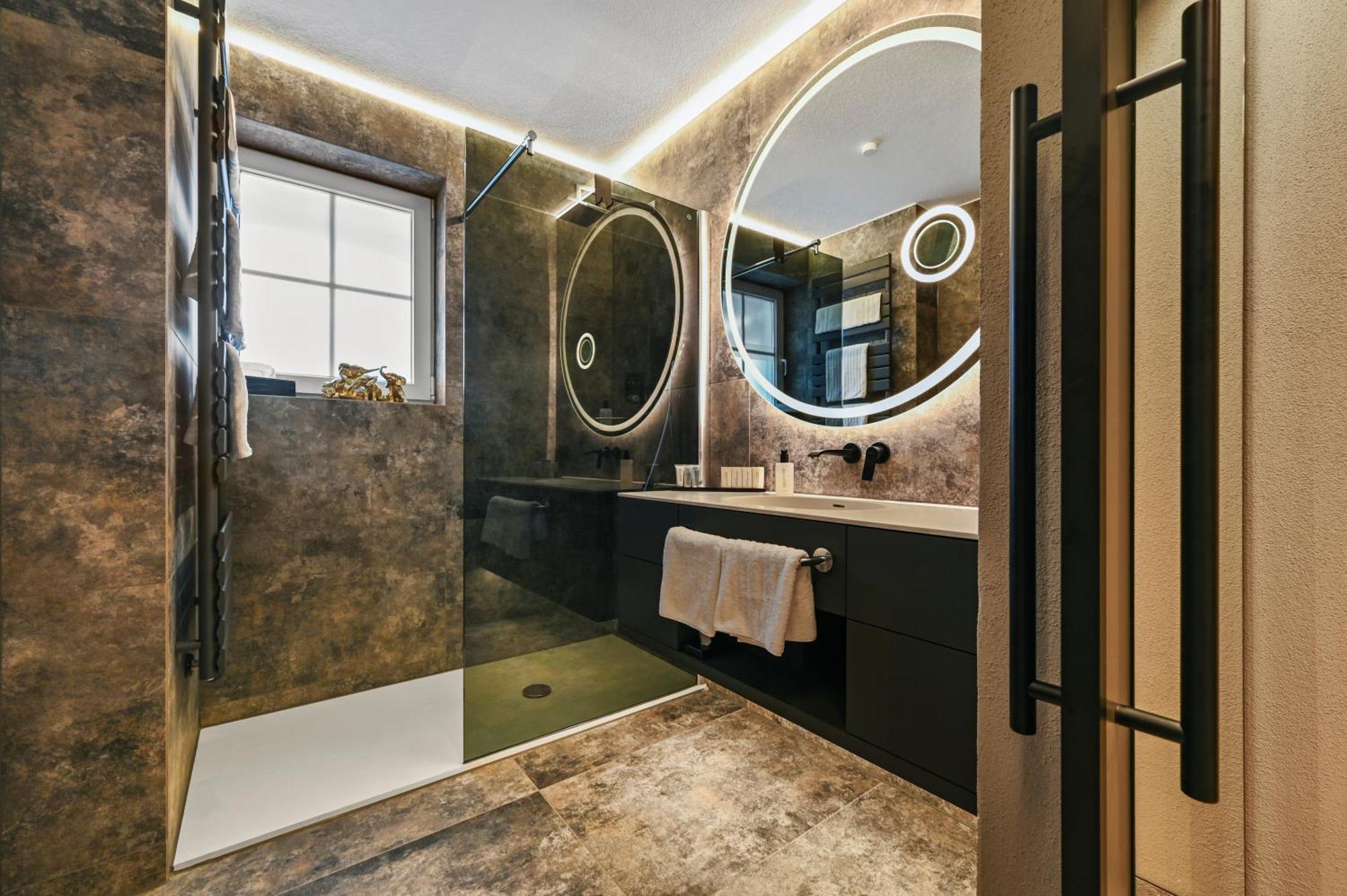 Deluxe Suite Modern mit Balkon
